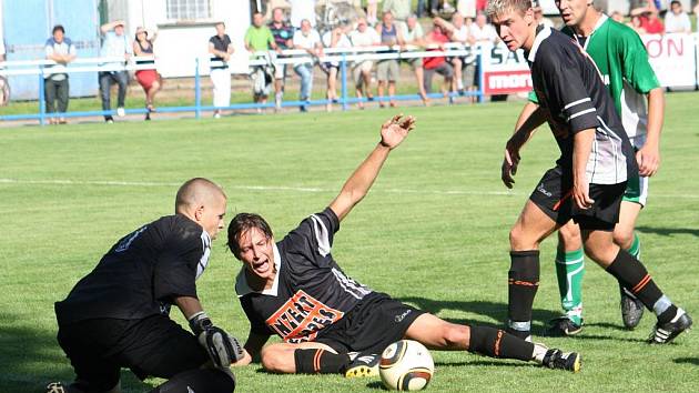 Fotbalisté Inzert Expresu Znojmo (v černém). Ilustrační foto.