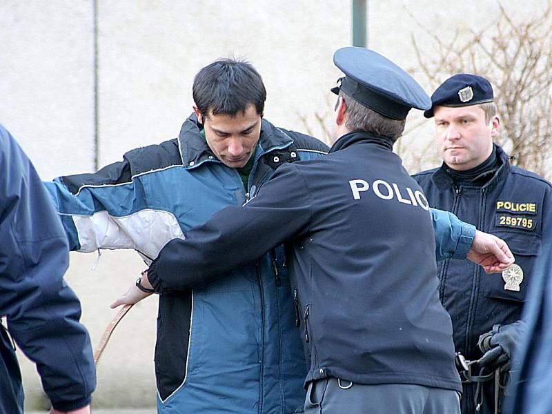 Rekonstrukce přepadení poštovní doručovatelky v ulici Dr. Janského.