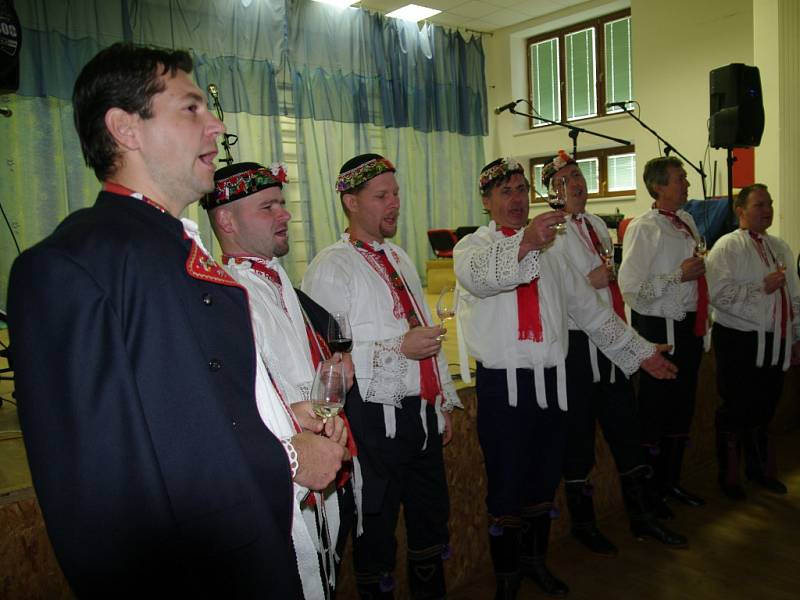 Mužácký sbor, cimbálová kapela a další muzikanti udávali tón sobotnímu setkání Doteky folkloru a tradic v rakšické orlovně. Návštěvnici ochutnávali vína vinařů ze severu Znojemska a tradinčí pokrmy, jejichž přípravu jim pozvaní kuchaři také předvedli.