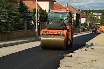 Opravy Legionářské ulice ve Znojmě pokračují v termínu. Stavbaři tam pracují jak na povrchu silnice, tak na chodnících.