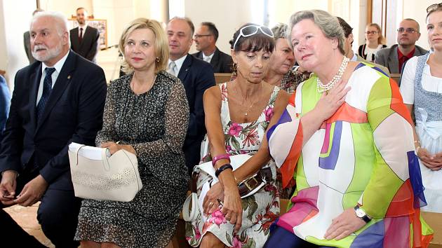 Maria Pia Kothbauer, princezna Liechtenstein (dáma v barevné halence), přijede do Krnova.