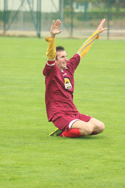 I přes nepříznivé počasí sehráli fotbalisté Šatova přípravné utkání. Proti sobě se postavili ženatí a svobodní. Foto: Petr Hlucháň