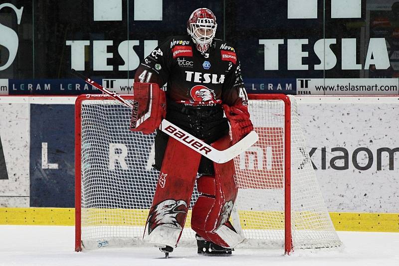 Znojemští hokejisté (v černém) uvítali na svém ledě ve čtvrtém kole čtvrtfinále mezinárodní soutěže ICEHL tým rakouského Salcburku.