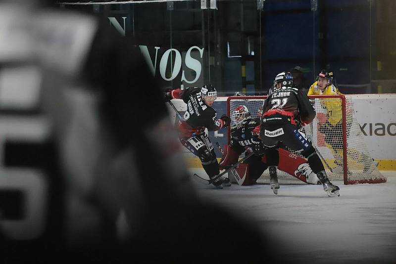 Znojemští hokejisté (v černém) odehráli v neděli první domácí utkání před zraky několika tisíc diváků. Hostili tým Vídně.
