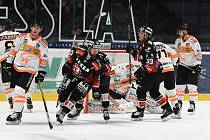 Znojemští hokejoví Orli (v černém) zvítězili v prvním předkole play-off ICEHL doma nad týmem Grazu 3:2 v prodloužení. Další zápas je čeká již v pátek na ledě Rakušanů.