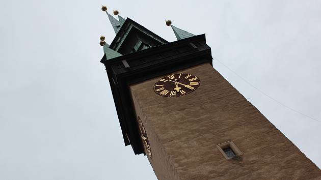 Radniční věž ve Znojmě zahalí na více než rok lešení.