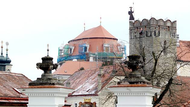 Zámek ve Vranově nad Dyjí dostává novou střechu. První dvě etapy vyjsou na sedmadvacet milionů korun. Lešení by mělo zmizet letos v červnu.