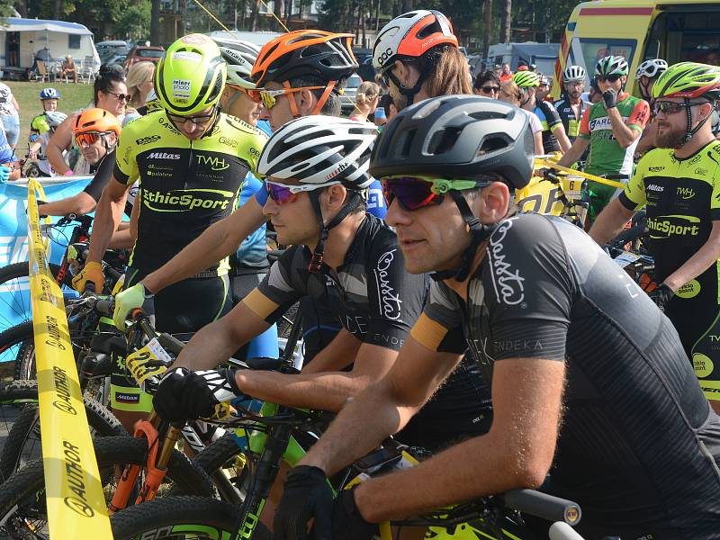 Už po třinácté vyrazily v sobotu desítky cyklistů na trasu Lahofer Cupu kolem Vranovské přehrady.