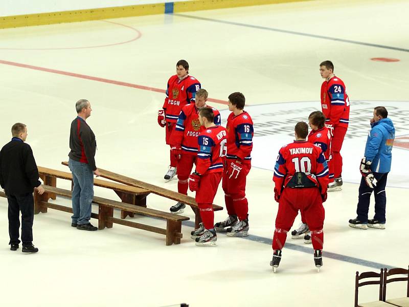 Fotografování týmů, poslední uklízení prostor stadionu, akreditace novinářů, organizačních pracovníků, rozhodčích, scoutů, navážení různého materiálu a také tréninky mládežnických reprezentací. Tak vypadala středa před zahájením mistrovství světa hokejist