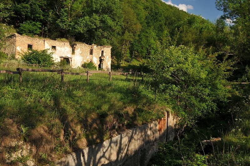 Po letech se dočkala oprav zchátralá papírna u Hnanic. Původní fotografie ukazují, jak ruiny i náhon dříve vypadaly.