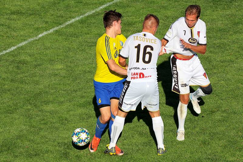 Tasovičtí fotbalisté (v bílém) zvítězili v neděli na domácím hřišti 6:0 nad celkem Velké Bíteše v rámci 7. kola divize D.