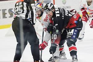 Znojemští hokejisté (v černém) uvítali na svém ledě ve čtvrtém kole čtvrtfinále mezinárodní soutěže ICEHL tým rakouského Salcburku.