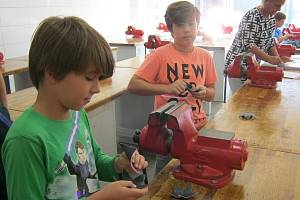 Na sklonku prázdnin učili studenti z Přímky děti pracovat s kovem.