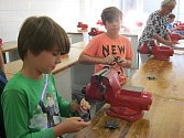 Na sklonku prázdnin učili studenti z Přímky děti pracovat s kovem.