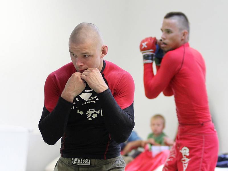 Znojemský oddíl Valetudo RK Znojmo uspořádal soustředění borců, kteří se zajímají o sport nazývaný zkratkou MMA. Je složena z anglického Mixed Martial Arts, což v překladu znamená smíšená bojová umění. 