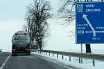 Jedna z nejnebezpeč­nějších křižovatek na silnici číslo I/38 nedaleko Znojma je na horizontu u Kasáren. V budoucnu by ji měl nahradit kruhový objezd.