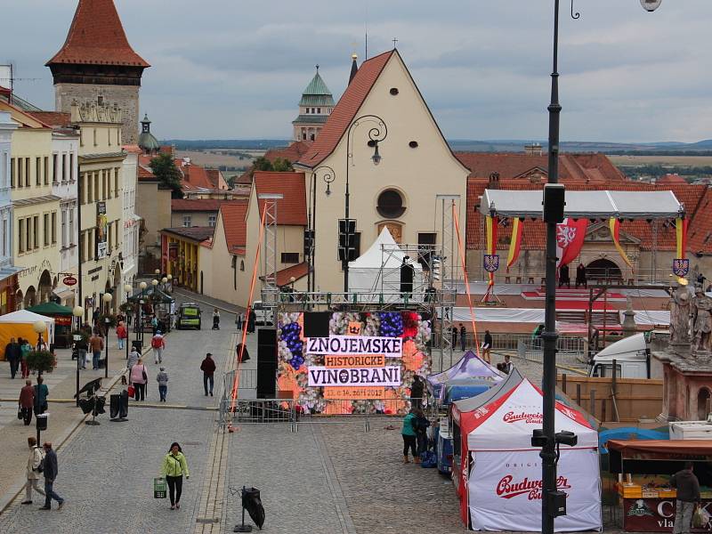 Už několik hodin před oficiálním zahájením Znojemského historického vinobraní začali vinaři s prodejem burčáku v centru Znojma.