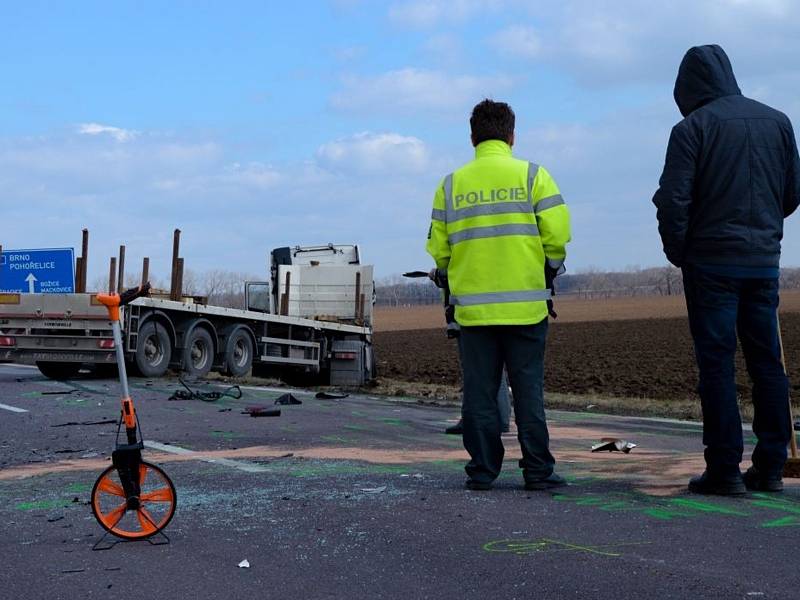 Na silnici číslo třiapadesát nedaleko mackovické křižovatky na Znojemsku zemřel po čelním střetu s kamionem řidič osobního auta.