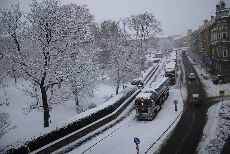 Časně ráno zkomplikoval dopravu veZnojmě příval čestvého sněhu. Kolona kamionů blokovala plynulý provoz v Čermákově ulici mezi šestou a osmou hodinou ranní.