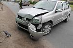 K dopravní nehodě s lehkým zraněním došlo ve čtvrtek pár minut po poledni také v obci Čejkovice na Znojemsku. Uprostřed vesnice se tam srazila dvě auta.