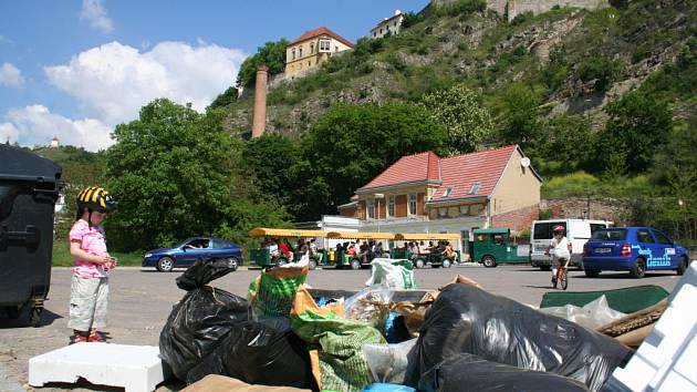 Odpadky na Koželužské ulici ve Znojmě (začátek května)