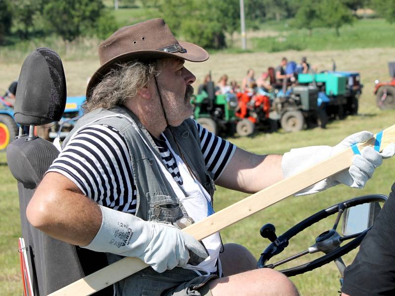 Na tradiční hektoriádě zápolili řidiči větších i menších traktorů.