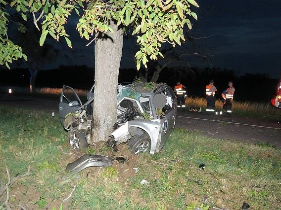 Tragická nehoda se stala ve čtvrtek večer mezi Čejkovicemi a Břežany na Znojemsku. Řidič Škody Octavia tam krátce před dvacátou hodinou narazil do stromu a na místě zemřel.