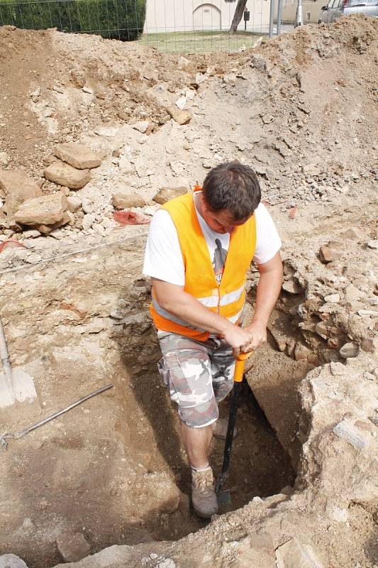 Středověkou studnu skrýval chodník nedaleko drogerie na Divišově náměstí. Archeologové nyní končí s průzkumem základů jezuitské koleje nedaleko budovy archivu.