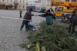 Silný vítr zlomil v pondělí nad ránem vánoční strom na znojemském Horním náměstí.