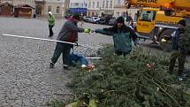 Silný vítr zlomil v pondělí nad ránem vánoční strom na znojemském Horním náměstí.