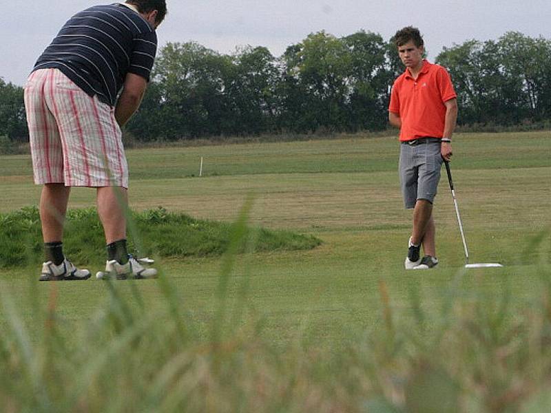 Golfové hřiště v Těšeticích má za sebou další turnaj. Znovu vyhrál Pavel Šareš. Ženám dominovala Eva Nováková.