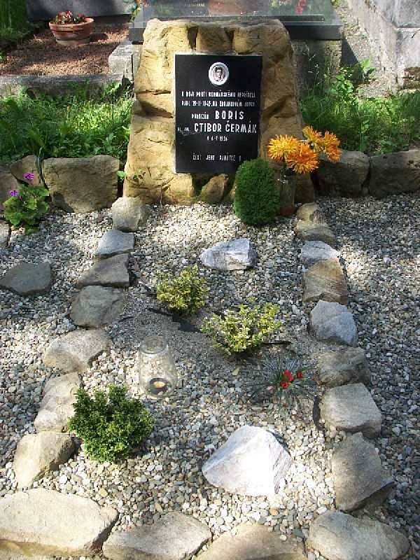 Z memoriálu Ctibora Čermáka.  Na snímku Čermákův hrob