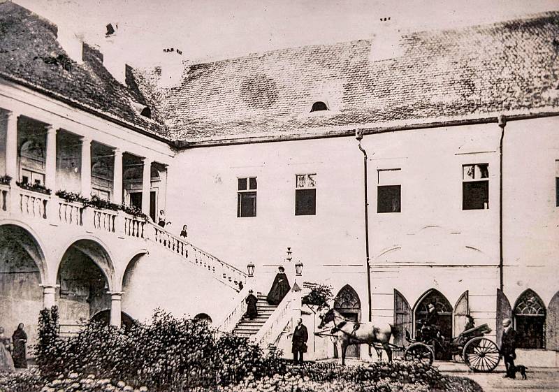 Uherčický zámek se vrací k někdejší nádheře. A opět historický snímek na stejnou část nádvoří.