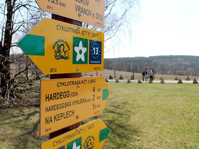 U Čížova na hranici Národního parku Podyjí se dochovalo tři sta metrů drátěného zátarasu s pozorovatelnou, kterou za komunismu využívala pohraniční stráž k ostraze stání hranice Československa. Jde o jediný původní úsek železné opony v zemi.