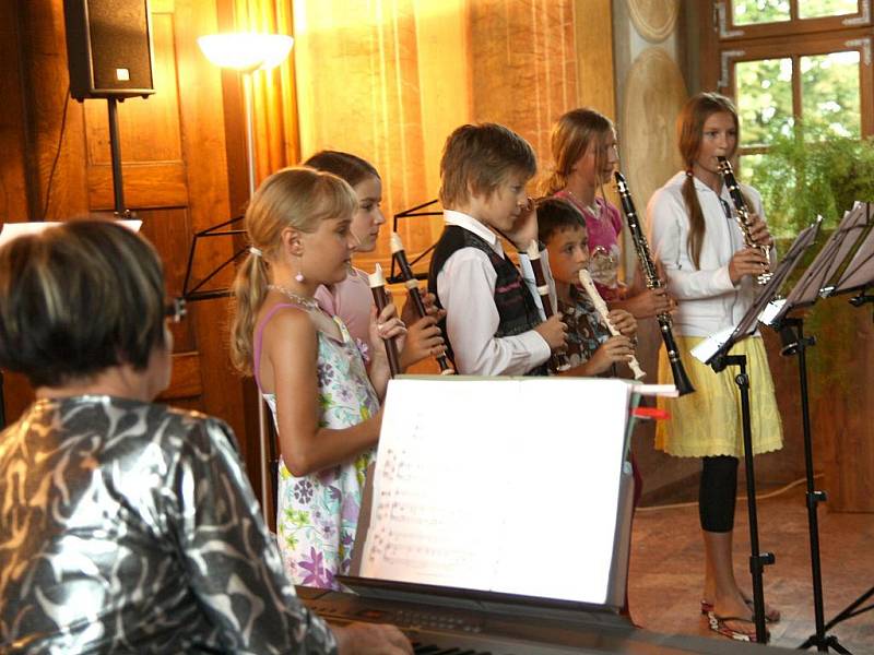 Závěrečný koncert žáků třídy učitele Karla Fojtíka ze znojemské Základní umělecké školy představil známé i méně známé skladby.