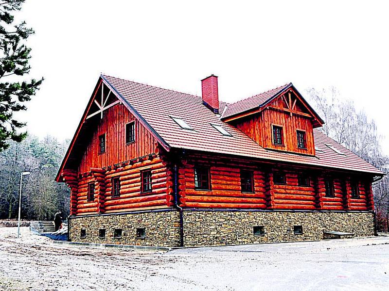 Z jedné z budov bývalé pohraniční roty v lese nedaleko Podmolí vybudovala Správa Národního parku Podyjí pro své pracovníky roubený srub.