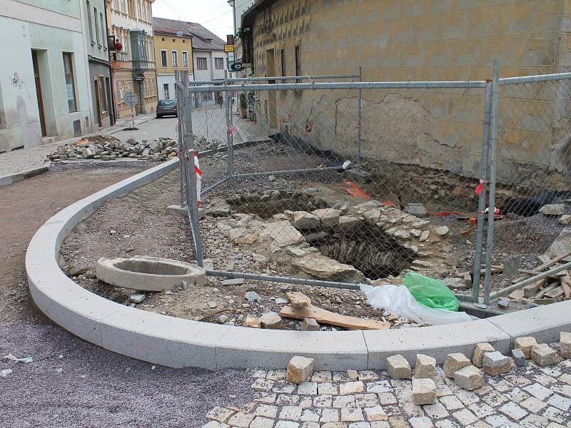 Historická cisterna na Velké Michalské. Na snímku ještě nezasypaná.