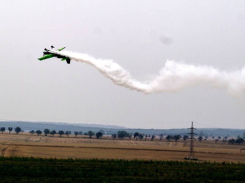 Pětašedesát pilotů ze sedmnácti zemí se o víkendu utkalo o medaile evropských šampionů v akrobacii obřích leteckých modelů.