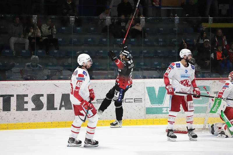 Poslední zářijový pátek vyzvali hokejoví Orli (v černém) ve třetím kole rakouské ligy ICEHL loňského mistra z Klagenfurtu.