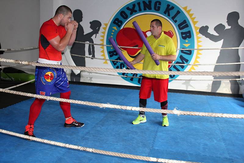 Boxer supertěžké váhy Dominik Musil se připravuje ve znojemské boxárně v areálu zimního stadionu pod vedením trenéra Miroslava Jánského.