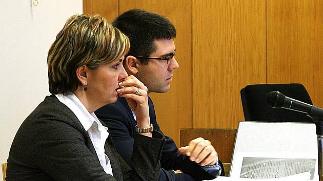 Renata Horáková se svým právníkem Jiřím Feichtingerem při čtvrtečním jednání u znojemského soudu.