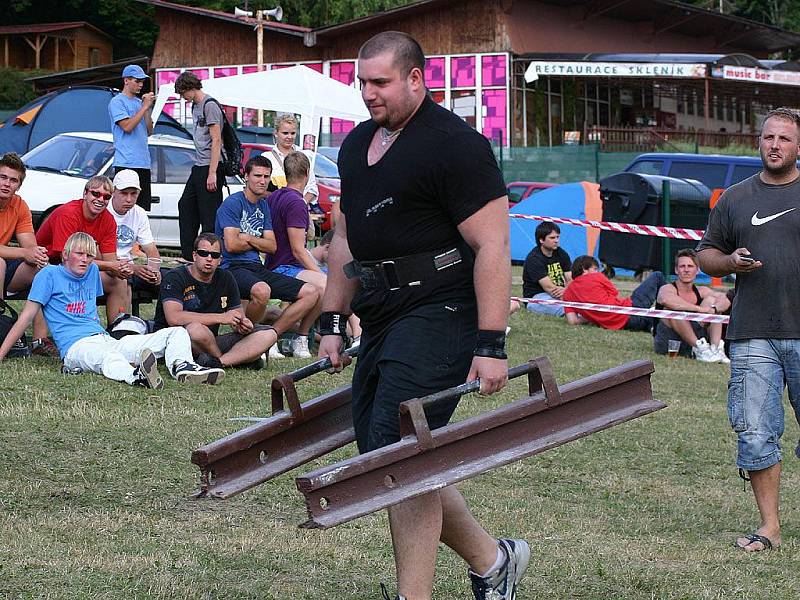 Souboj siláků o Strongmana vranovské pláže.