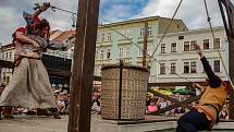 Znojemské historické vinobraní 2019. Diváky přitahovala i tradiční historická scéna na hlavním podiu, včetně máchání nepoctivých pekařů.