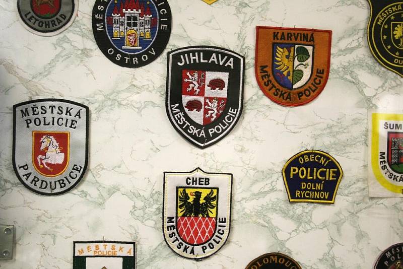 Interiéry služebny strážníků zdobí také znaky městských policistů z celé republiky.