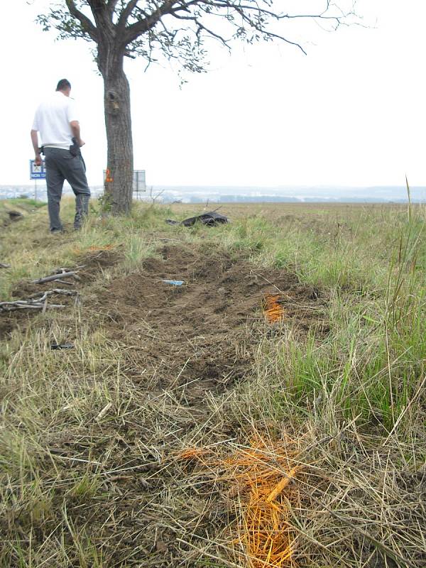 Tragická nehoda, při níž zemřeli dva lidé, se stala nad ránem. Po půl deváté ráno již připomínaly událost jen vyryté koleje v zemi a poničený strom.