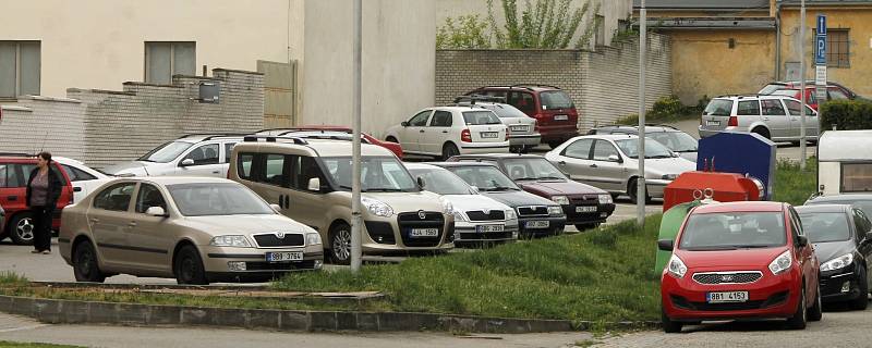 Toto parkoviště je vyhrazeno lidem, kteří jdou na městský úřad v Pražské ulici nebo na policii. Bydlící tam mohou svá auta parkovat až po úředních hodinách.