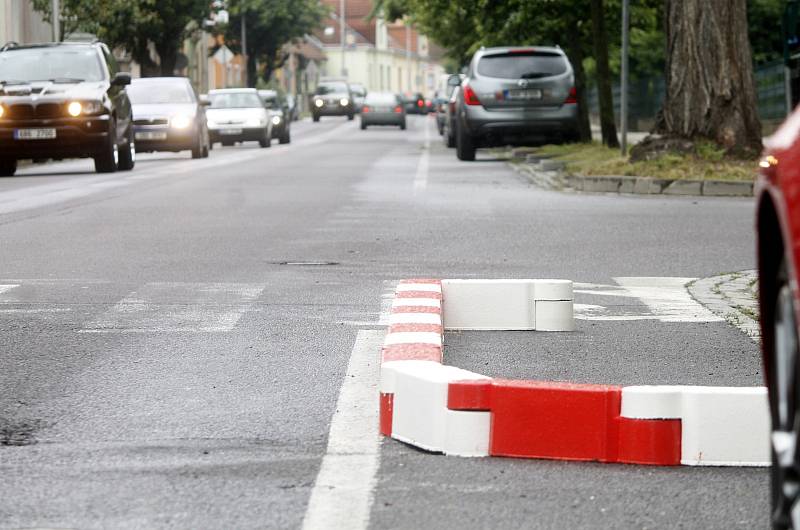 S novinkou přišla policie a znojemská radnice v některých ulicích města. Například v Jarošově ulici či v Loucké mají zvýšit bezpečnost chodců na přechodech červenobílé plastové obrubníky.