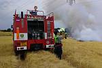S požárem stojícího obilí a slámy bojovali hasiči na poli mezi Kuchařovicemi a Příměticemi u Znojma.
