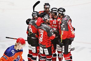 Hokejisté Znojma (v červeném) sehráli předposlední zářijové utkání druhé kolo třetí nejvyšší tuzemské soutěže. Doma se poprvé v sezoně postavili týmu Drtiči Hodonín.