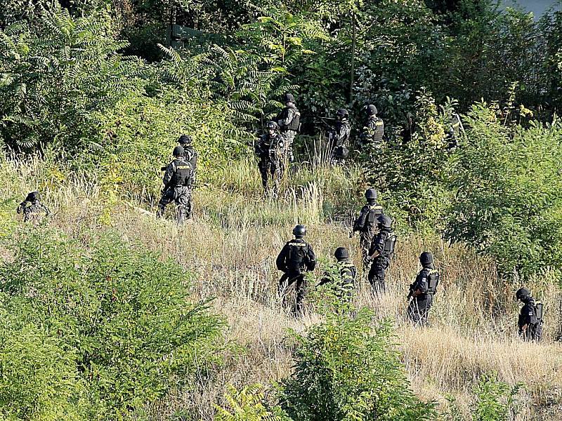 Rojnice policistů prohledala každý metr zpustlého areálu.